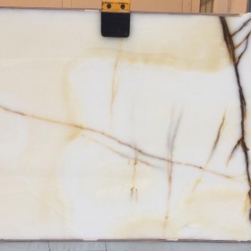 WHITE ONYX GOLD VEIN  2 cm